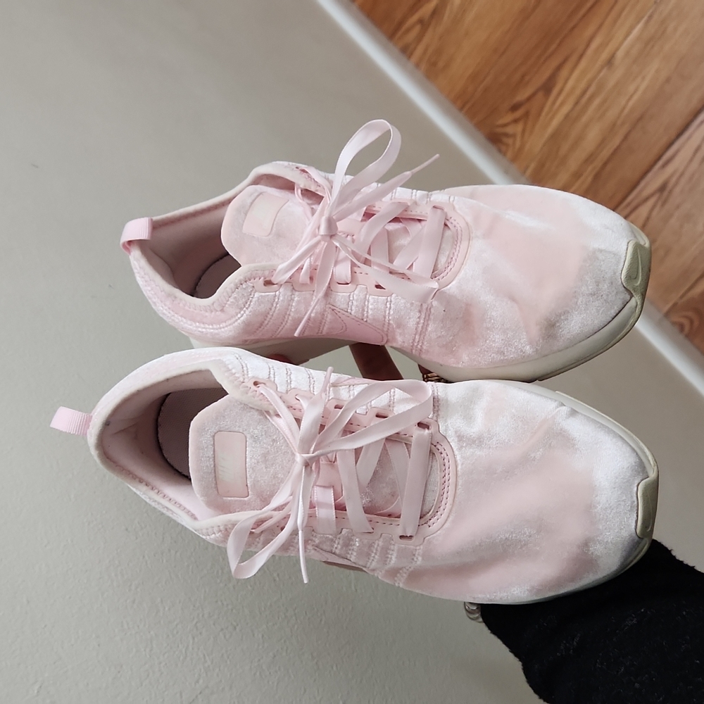Nike dualtone racer pink velvet woman sneaker size 6y or 7.5